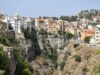 Tourisme algérien en 2028 : objectifs clés Vue panoramique d'une ville algérienne, avec des attractions touristiques et des visiteurs en voyage