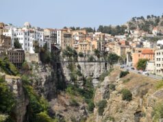 Tourisme algérien en 2028 : objectifs clés Vue panoramique d'une ville algérienne, avec des attractions touristiques et des visiteurs en voyage