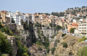 Tourisme algérien en 2028 : objectifs clés Vue panoramique d'une ville algérienne, avec des attractions touristiques et des visiteurs en voyage