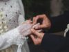 Oui à une bénédiction distincte du mariage traditionnel : Une vision nouvelle pour les couples maghrébins en diaspora Maghrebi couple receiving unique traditional marriage blessing from elder