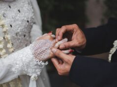 Oui à une bénédiction distincte du mariage traditionnel : Une vision nouvelle pour les couples maghrébins en diaspora Maghrebi couple receiving unique traditional marriage blessing from elder