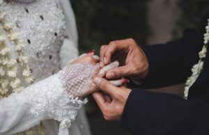 Oui à une bénédiction distincte du mariage traditionnel : Une vision nouvelle pour les couples maghrébins en diaspora Maghrebi couple receiving unique traditional marriage blessing from elder