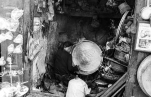 Le Paris des Arts à Fès : Une découverte culturelle inoubliable Vieille ville de Fès - Artisan en train de travailler sur un objet de artisanat marocain
