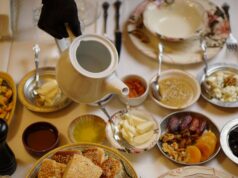 8 soupes maghrébines inoubliables à essayer pendant le Ramadan 2026 Family enjoying delicious Maghrebin soups during Ramadan dinner