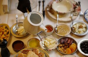 8 soupes maghrébines inoubliables à essayer pendant le Ramadan 2026 Family enjoying delicious Maghrebin soups during Ramadan dinner