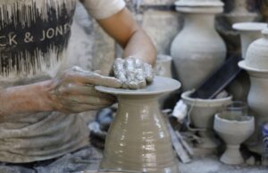 L’artisanat tunisien salué par l’UNESCO : découvrez les créations Tunisian pottery artisan at work, showcasing intricate patterns and vibrant colors