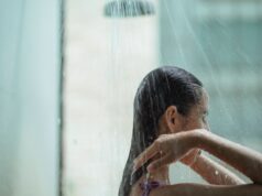 Le thermalisme en Tunisie : un voyage vers le bien-être et la santé Femme maghrébine se détendant dans un centre thermal tunisien