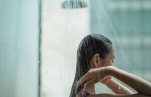 Le thermalisme en Tunisie : un voyage vers le bien-être et la santé Femme maghrébine se détendant dans un centre thermal tunisien