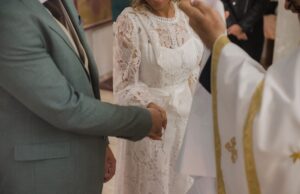 Bénédiction distincte pour mariage traditionnel algérien : les avantages et l’historique Algérien couple marié recevant bénédiction traditionnelle