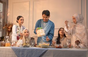 50 recettes pour le ftour de Ramadan 2026 : traditionnel et moderne Family gathering around a table filled with 50 various traditional Maghreb Ramadan ftour dishes