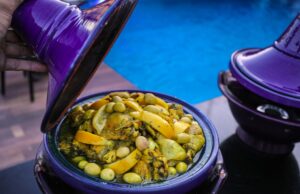 La révolution silencieuse des familles marocaines : changements sociaux dans la vie familiale Moroccan family gathering around a modern dining table with traditional Moroccan tagine