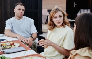 Une lecture sociologique de l’évolution des modèles de famille au Maroc : Quelles en sont les conséquences sur la diaspora maghrébine? Femmes marocaines discutant de leurs familles au Maroc