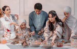 Ramadan 2026 : nos 10 recettes à préparer à l’avance pour les communautés maghrébines Famille maghrébine en train de préparer des plats traditionnels pour le mois de Ramadan 2026