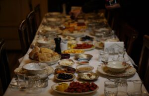 50 recettes maghrébines pour le Ftour Ramadan 2026 : découvrez notre sélection culinaire Ftour Ramadan table with 50 maghrebi dishes