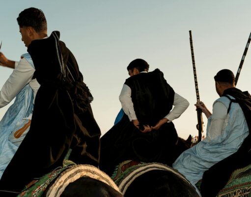 Yennayer’Art : entre racines et rêves, un événement à ne pas manquer en Tunisie Berbère Yennayer Festival en Tunisie : famille festive autour d'une table couverte de couscous