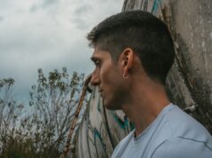 Le courage de Bitchou : la renaissance de l’espoir en Algérie Un jeune homme d'Algérie, Bitchou, portant une casquette rouge et tenaç avec un regard déterminé