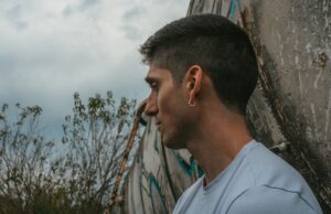 Le courage de Bitchou : la renaissance de l’espoir en Algérie Un jeune homme d'Algérie, Bitchou, portant une casquette rouge et tenaç avec un regard déterminé