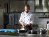 Mohamed Cheikh : Le chef cuisinier algérien qui promeut la cuisine traditionnelle algérienne Mohamed Cheikh, a renowned Algerian chef promoting traditional Algerian cuisine in his kitchen