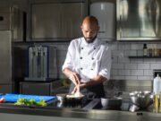 Mohamed Cheikh : Le chef cuisinier algérien qui promeut la cuisine traditionnelle algérienne Mohamed Cheikh, a renowned Algerian chef promoting traditional Algerian cuisine in his kitchen