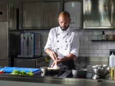 Mohamed Cheikh : Le chef cuisinier algérien qui promeut la cuisine traditionnelle algérienne Mohamed Cheikh, a renowned Algerian chef promoting traditional Algerian cuisine in his kitchen