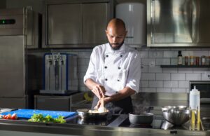Mohamed Cheikh : Le chef cuisinier algérien qui promeut la cuisine traditionnelle algérienne Mohamed Cheikh, a renowned Algerian chef promoting traditional Algerian cuisine in his kitchen