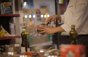 Mohamed Cheikh présente sa recette préférée de chorba : la recette authentique Mohamed Cheikh préparant une recette de chorba authentique avec des ingrédients tunisiens