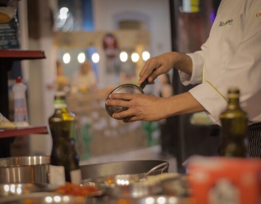 Mohamed Cheikh présente sa recette préférée de chorba : la recette authentique Mohamed Cheikh préparant une recette de chorba authentique avec des ingrédients tunisiens