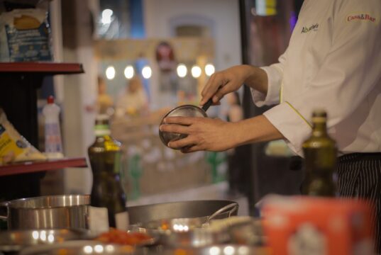 Mohamed Cheikh présente sa recette préférée de chorba : la recette authentique Mohamed Cheikh préparant une recette de chorba authentique avec des ingrédients tunisiens