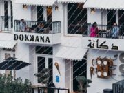 Les nouvelles tendances de la cuisine tunisienne authentique : redécouvrir nos racines culinaires Tunisian family enjoying authentic cuisine at a modern restaurant