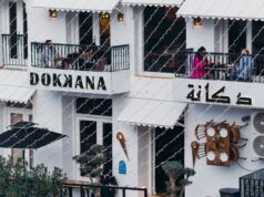 Les nouvelles tendances de la cuisine tunisienne authentique : redécouvrir nos racines culinaires Tunisian family enjoying authentic cuisine at a modern restaurant