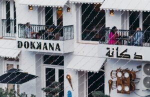 Les nouvelles tendances de la cuisine tunisienne authentique : redécouvrir nos racines culinaires Tunisian family enjoying authentic cuisine at a modern restaurant