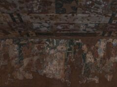 Banon : une immense fresque raconte le projet éducatif pour l’avenir Monks painting a large fresco on the wall in Banon, France, depicting an educational vision for the future