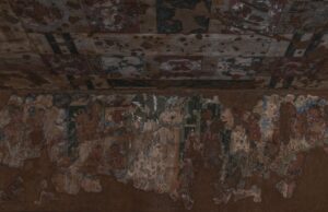 Banon : une immense fresque raconte le projet éducatif pour l’avenir Monks painting a large fresco on the wall in Banon, France, depicting an educational vision for the future