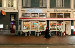 Le Maghreb dans votre assiette : le restaurant sans menu ni recettes algériens à Amsterdam Table de dîner avec un plat traditionnel algérien, dans le restaurant Le Maghreb dans votre assiette à Amsterdam
