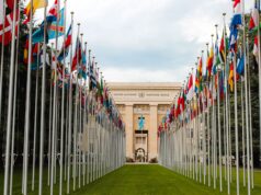 L’Algérie s’approfondit dans ses relations avec Tachkent : un nouvel élan pour les échanges commerciaux et culturels Algerian and Kazakhstani officials shaking hands at a meeting table