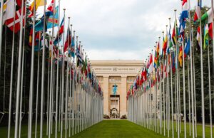L’Algérie s’approfondit dans ses relations avec Tachkent : un nouvel élan pour les échanges commerciaux et culturels Algerian and Kazakhstani officials shaking hands at a meeting table