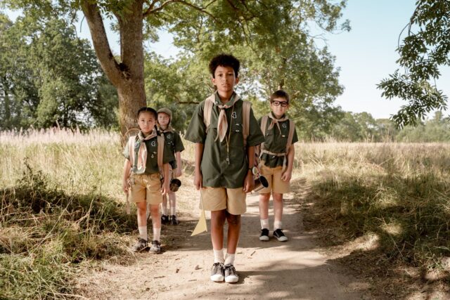 Groupe d'enfants maghrébins en voyage scolaire à l'école de l'Aude malgré la canicule