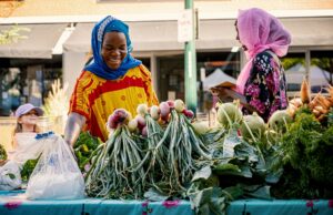 La cuisine algérienne dans les marchés fermiers américains : Lawrence et le Kansas Algerian family selling food at a farmers market in Lawrence, Kansas