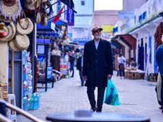Le paradis des retraités au Maroc : 2 heures de Paris Un couple de retraités européens à table au Maroc, avec un paysage marocain en arrière-plan