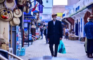 Le paradis des retraités au Maroc : 2 heures de Paris Un couple de retraités européens à table au Maroc, avec un paysage marocain en arrière-plan