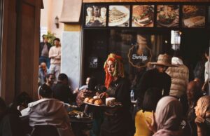 Changements sociaux marocains : mariage tardif, natalité et la nouvelle Moudawana Moroccans discussing changes in society, including late marriage and declining birth rate.