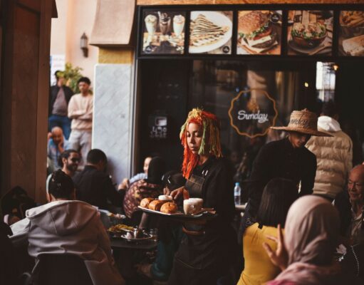 Changements sociaux marocains : mariage tardif, natalité et la nouvelle Moudawana Moroccans discussing changes in society, including late marriage and declining birth rate.
