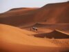 Le Maroc encourage le tourisme pour renforcer son contrôle du Sahara occidental : une stratégie controversée Moroccan family on a Sahara desert tourism trip, raising controversy over Morocco's control of Western Sahara