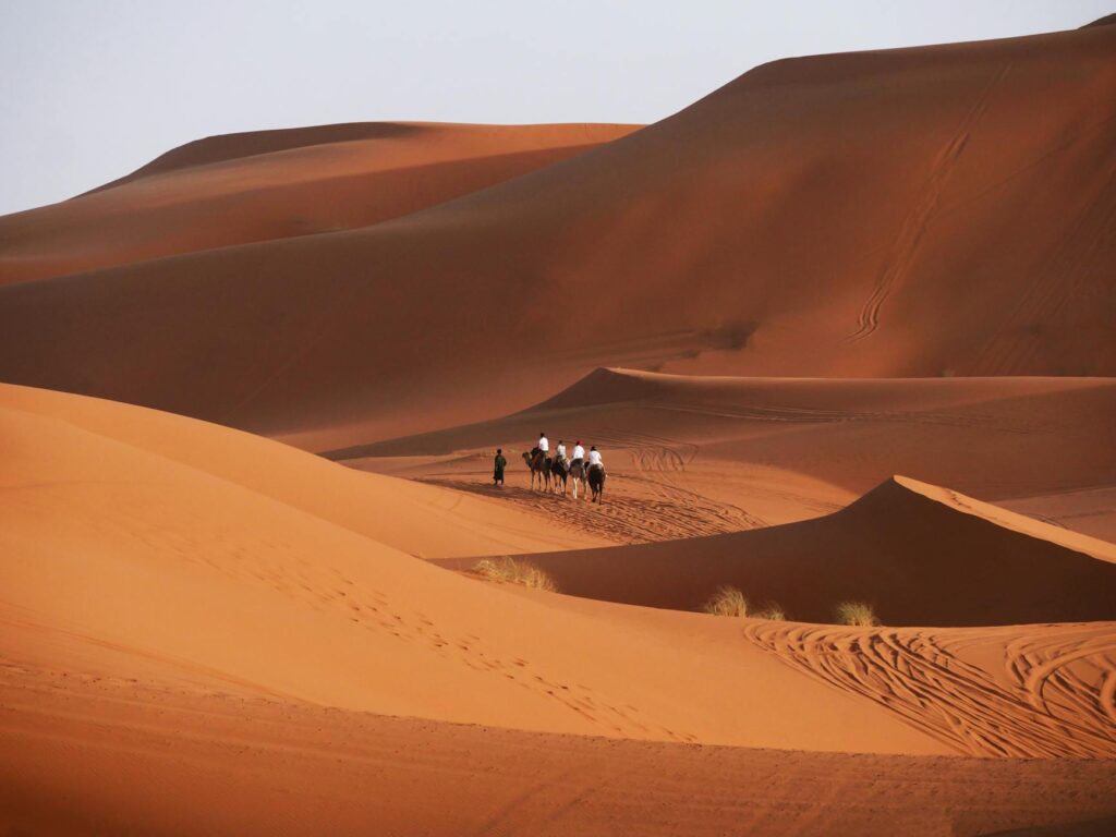 Le Maroc encourage le tourisme pour renforcer son contrôle du Sahara occidental : une stratégie controversée