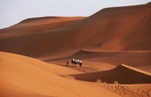 Le Maroc encourage le tourisme pour renforcer son contrôle du Sahara occidental : une stratégie controversée Moroccan family on a Sahara desert tourism trip, raising controversy over Morocco's control of Western Sahara