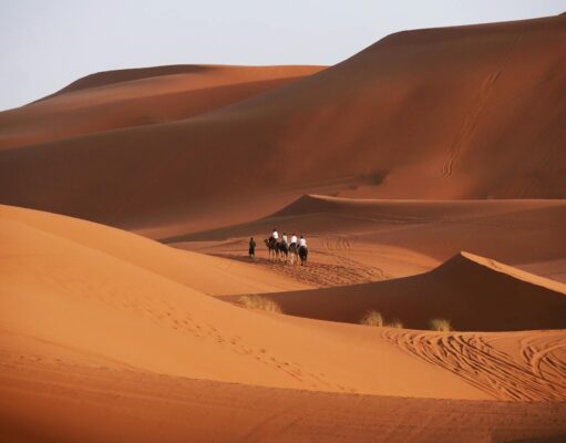Le Maroc encourage le tourisme pour renforcer son contrôle du Sahara occidental : une stratégie controversée Moroccan family on a Sahara desert tourism trip, raising controversy over Morocco's control of Western Sahara