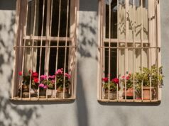 J’ai préféré les garder à la maison : Des parents maghrébins de la diaspora choisissent ne pas mettre leurs enfants à l’école face aux fortes chaleurs Maghrebin parents gardant leur enfant a la maison pendant les chaleurs élevées
