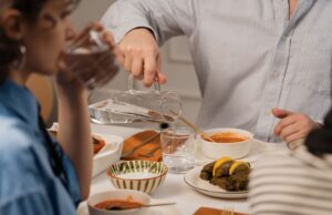 Magnésium : l’importance essentielle dans la diète maghrébine et les moyens de l’augmenter Family enjoying a traditional Maghrebin meal, emphasizing cooked vegetables, whole grains, and fish