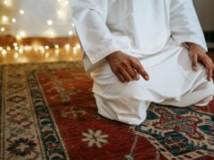 La sanitisation dans le cadre de la fête musulmane de l’Aïd el-Kebir : un point de vue pour les lecteurs maghrébins en diaspora Famille en prière autour d'un agneau de l'Aïd el-Kebir dans une salle sanitaire