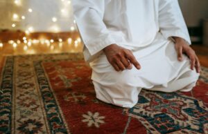 La sanitisation dans le cadre de la fête musulmane de l’Aïd el-Kebir : un point de vue pour les lecteurs maghrébins en diaspora Famille en prière autour d'un agneau de l'Aïd el-Kebir dans une salle sanitaire